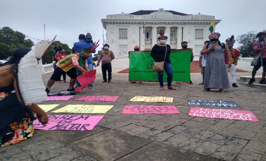 Indígenas protestam no centro de Rio Branco contra projeto de demarcação de terras